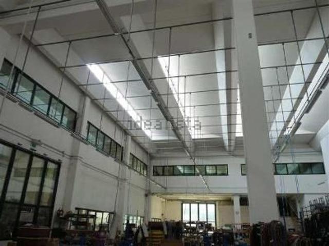 Capannone in vendita di 1600 m² in Via dell&apos Industria, 24