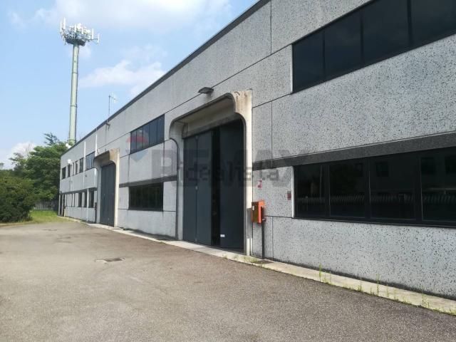 Capannone in vendita di 1600 m² in Via Enrico Mattei, 14
