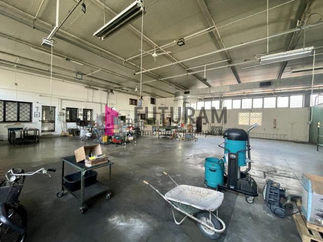 Capannone in vendita di 1600 m² in Via Giacinto Andrea Longhin, 1