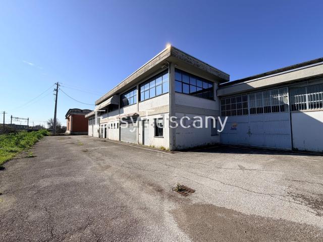 Capannone in vendita di 1600 m² in Via Giacomo Puccini, 2335