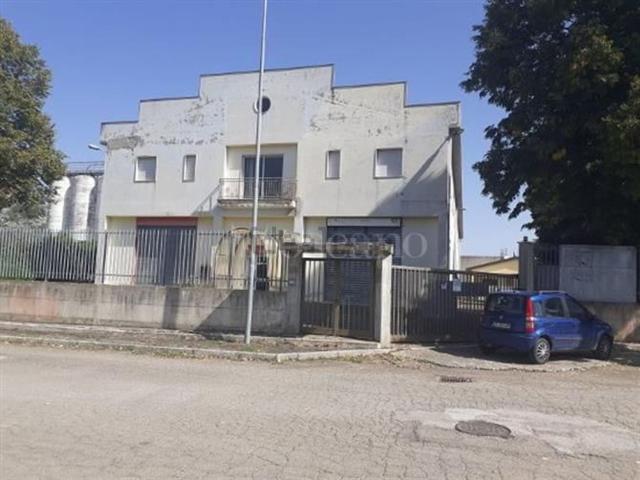 Capannone in vendita di 1600 m² in Via Vulture
