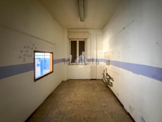 Capannone in vendita di 1600 m² in Via Vignola, 11