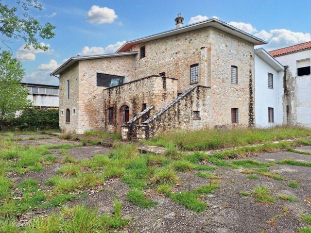 Capannone in vendita di 1610 m² in Località Le Campora