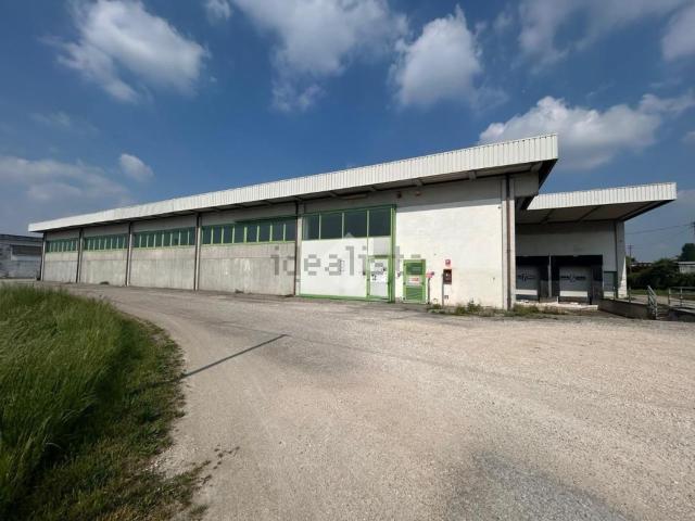 Capannone in vendita di 1650 m² in Via Merle, 1140