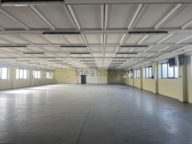 Capannone in vendita di 1650 m² in Via Emilia Pavese
