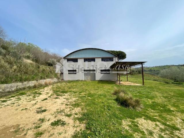 Capannone in vendita di 1650 m² in Via Enrico Berlinguer