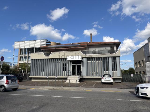 Capannone in vendita di 1650 m² in Via Flaminia, 116