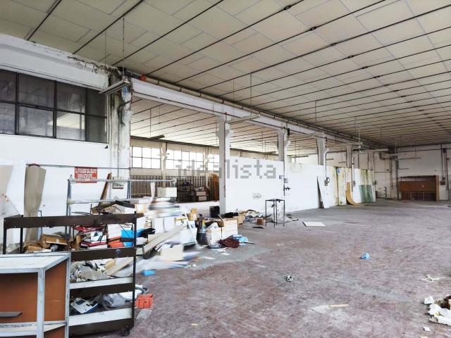 Capannone in vendita di 1652 m² in Via Kennedy, 21