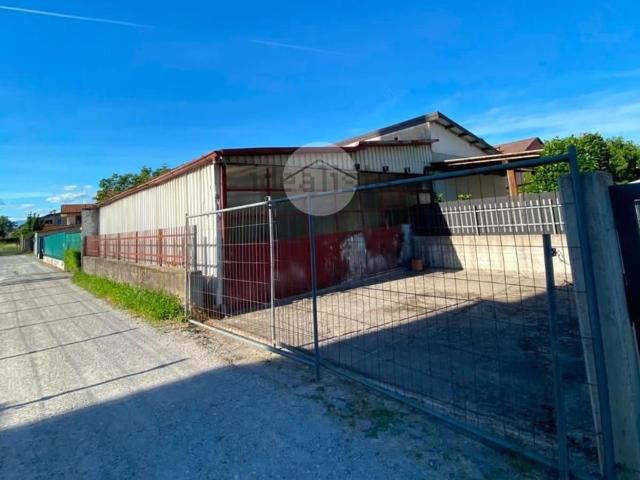 Capannone in vendita di 165 m² in Viale Brembo