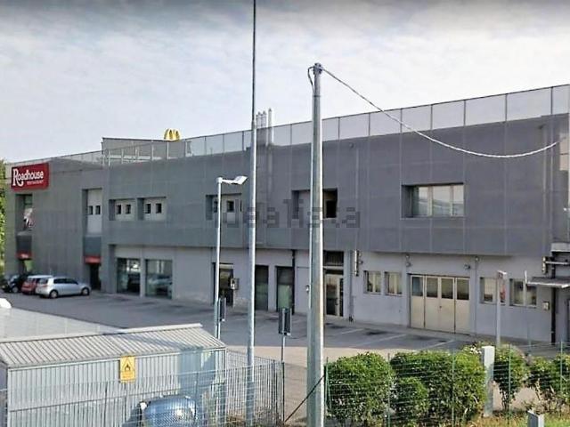 Capannone in vendita di 165 m² in Strada Padana Verso Verona, 81