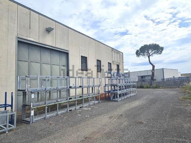 Capannone in vendita di 1660 m² in Via Mola Saracena, 23
