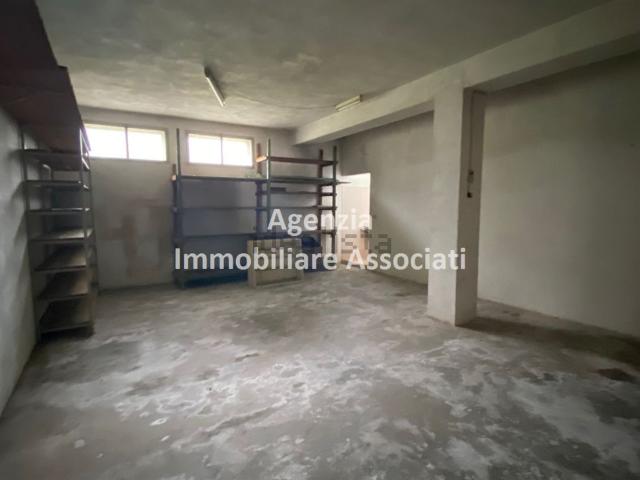 Capannone in vendita di 166 m² in Via Olivi, 29