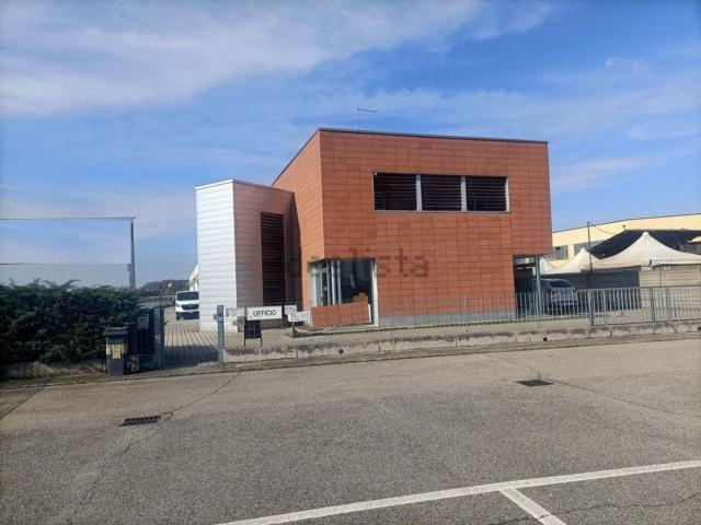 Capannone in vendita di 1680 m² in Corso Alessandria