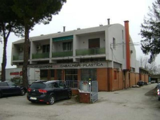 Capannone in vendita di 1695 m² in Via Fermo, 65