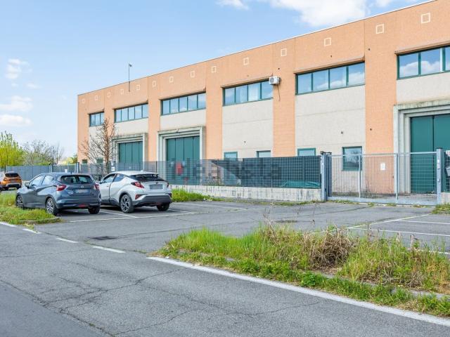Capannone in vendita di 1700 m² in Via Monza