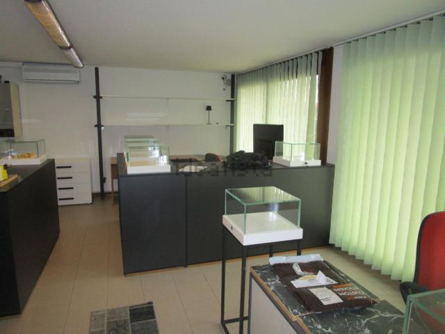 Capannone in vendita di 1700 m² in Via A. Niedda