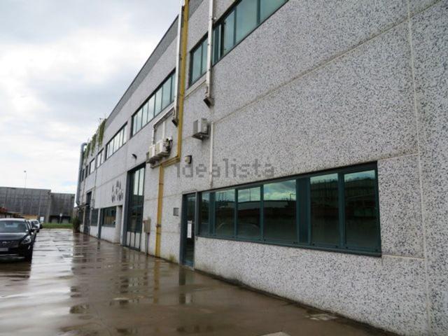 Capannone in vendita di 1700 m² in Via dell&apos Industria