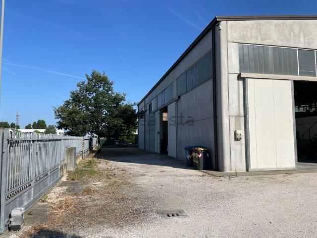 Capannone in vendita di 1700 m² in Via della Produzione