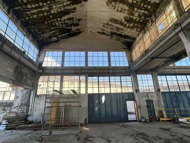 Capannone in vendita di 1700 m² in Via Luigi Dalla Via, 10