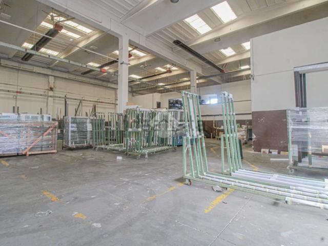Capannone in vendita di 1700 m² in Via Silvio Pellico, 1