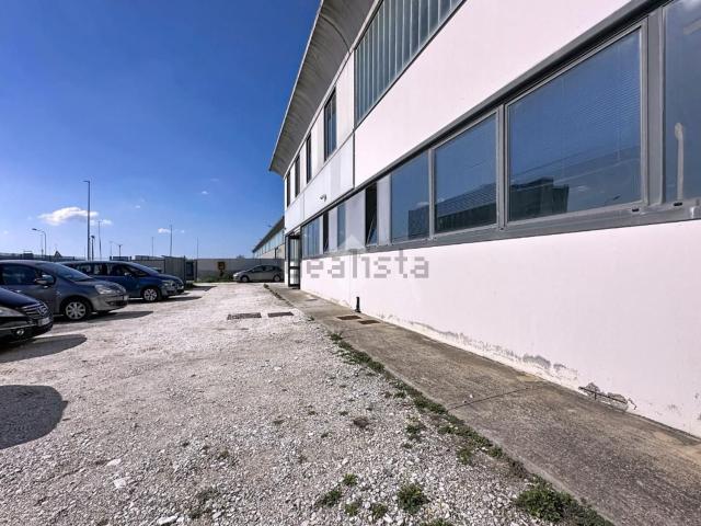 Capannone in vendita di 1700 m² in Viale Africa, 34