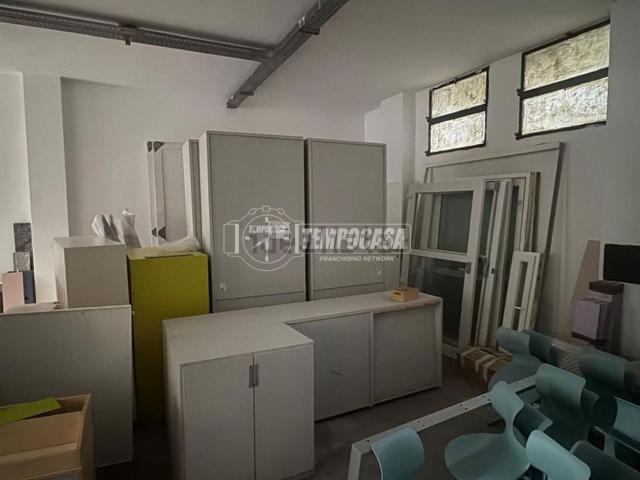 Capannone in vendita di 171 m² in Via Privata Passo Pordoi, 14