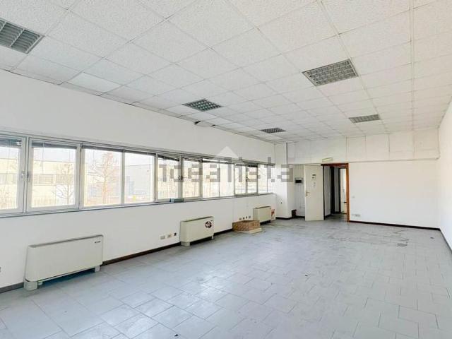 Capannone in vendita di 1760 m² in Via Amedeo Modigliani, 1