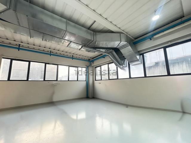 Capannone in vendita di 1760 m² in Via Carbon