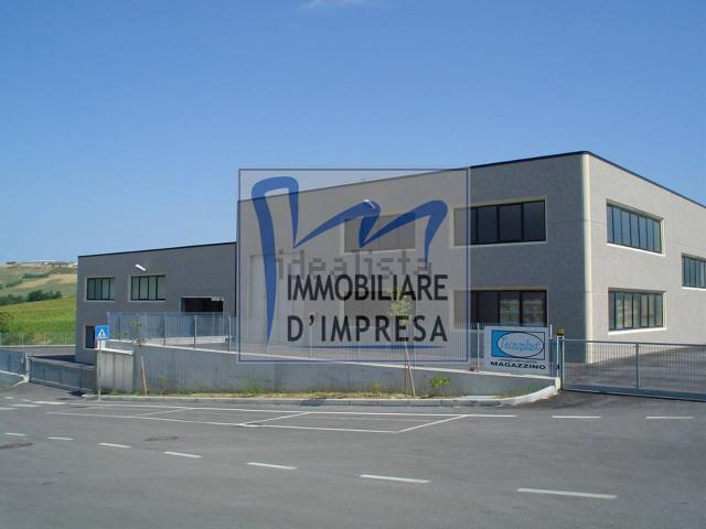 Capannone in vendita di 1760 m² in Via Emilia Ovest