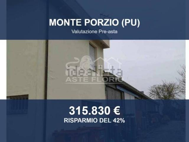 Capannone in vendita di 1775 m² in Via Cesanense, 74