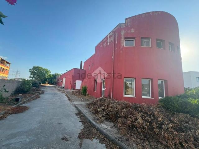 Capannone in vendita di 1779 m² in Via Sernagiotto, 9