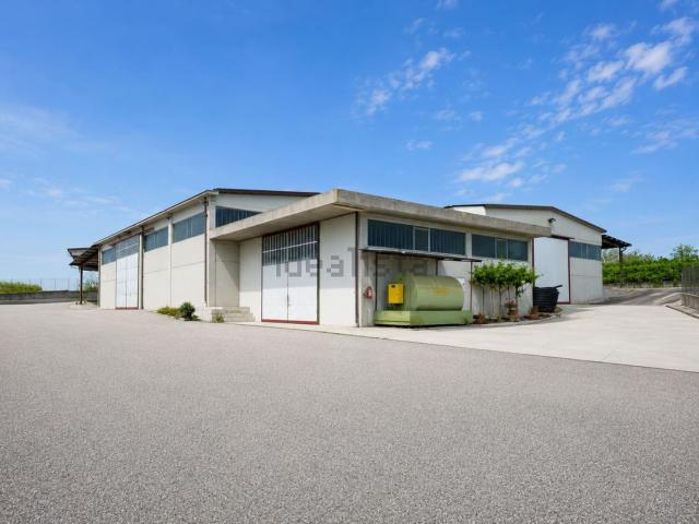 Capannone in vendita di 1780 m² in Via Fontanelle