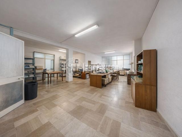 Capannone in vendita di 178 m² in Via Vecchia Surbo, 13
