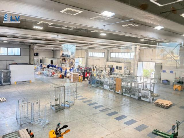Capannone in vendita di 1800 m² in Via Armando Vona, 54
