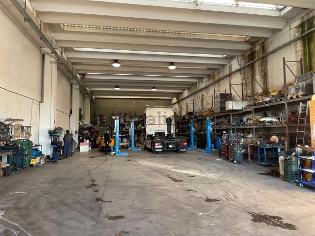 Capannone in vendita di 1800 m² in Via Caorsana