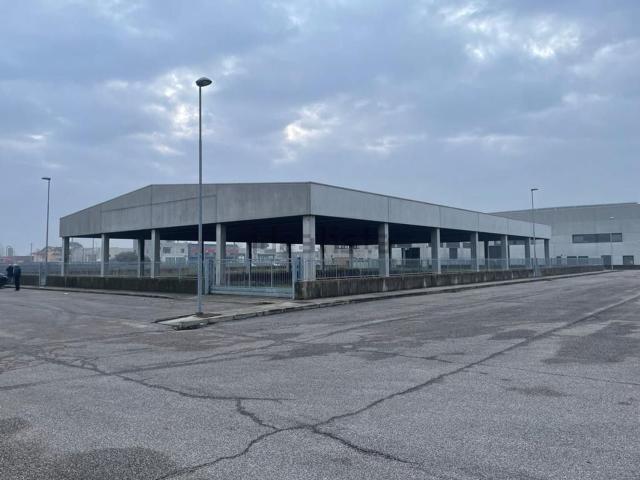 Capannone in vendita di 1800 m² in Via Fiume