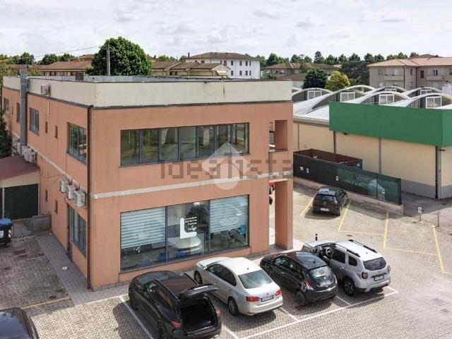 Capannone in vendita di 1800 m² in Via Giuseppe Garibaldi, 106
