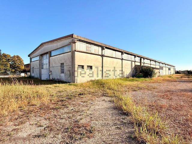 Capannone in vendita di 1800 m² in Via Prati