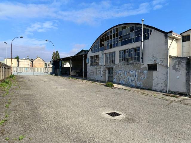 Capannone in vendita di 1800 m² in Via Regione Cimitero, 15