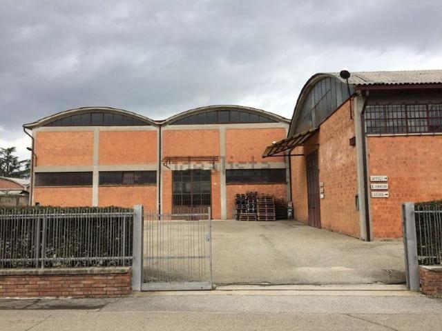 Capannone in vendita di 1800 m² in Via Salvo D&apos Acquisto