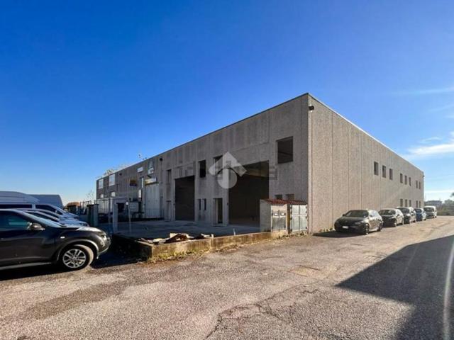 Capannone in vendita di 180 m² in Via Artigiani, 42