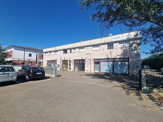 Capannone in vendita di 180 m² in Via del Commercio