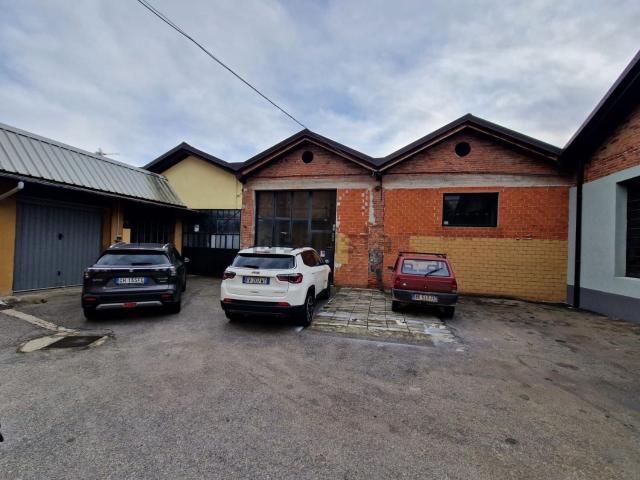 Capannone in vendita di 180 m² in Via Montrigone, 112