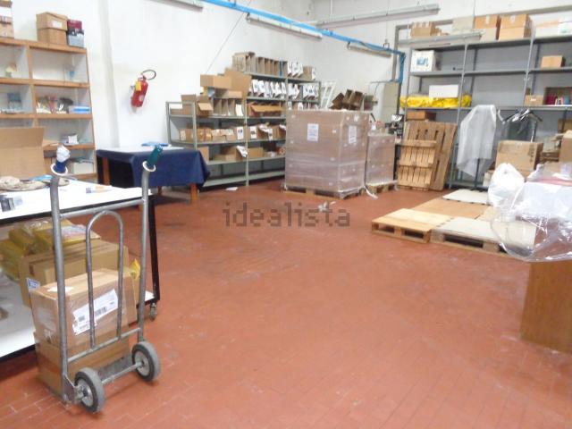Capannone in vendita di 181 m² in Via Ventisette Aprile, 23