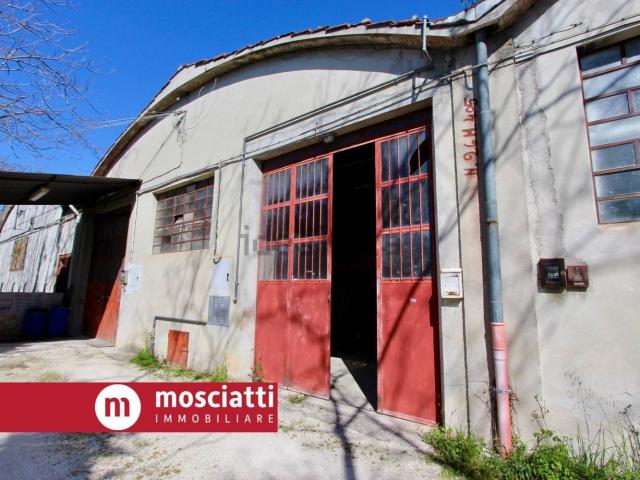 Capannone in vendita di 182 m² in Via Fratelli Acciaccaferri