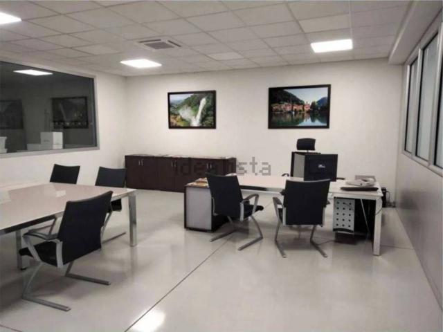 Capannone in vendita di 1835 m² in Via dell&apos Impresa, 7