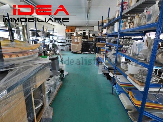 Capannone in vendita di 1830 m² in Strada Barchetta