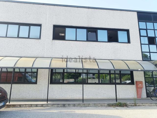 Capannone in vendita di 1831 m² in Via Metella Nuova