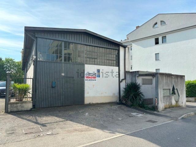 Capannone in vendita di 183 m² in Via Aquileia, 24