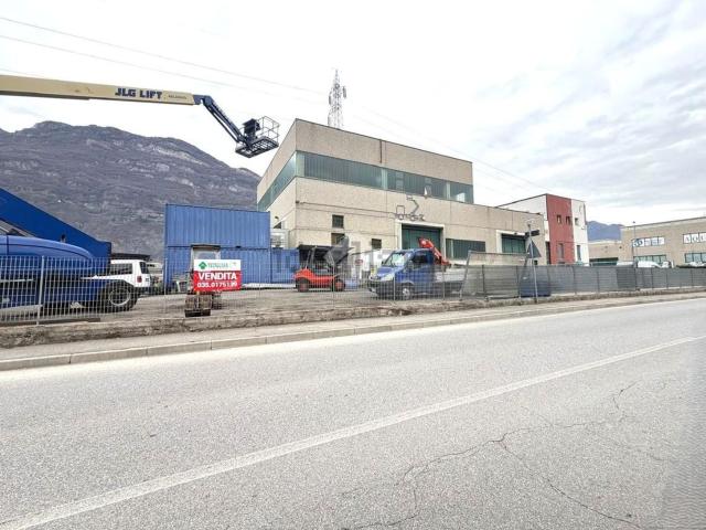 Capannone in vendita di 1850 m² in Via Campassi, 136